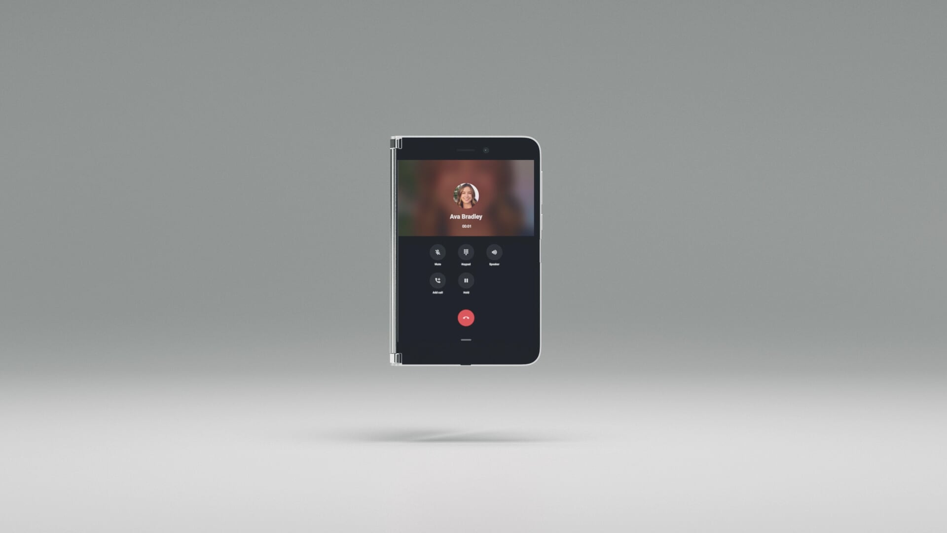 Surface Duo med den foldede skærm viser et opkaldsvindue.