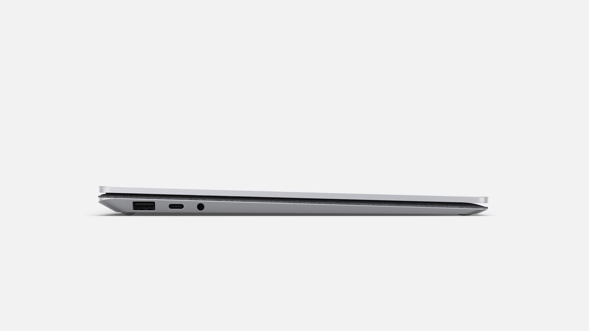Ein Surface Laptop in Platin zusammengeklappt aus seitlicher Perspektive 
