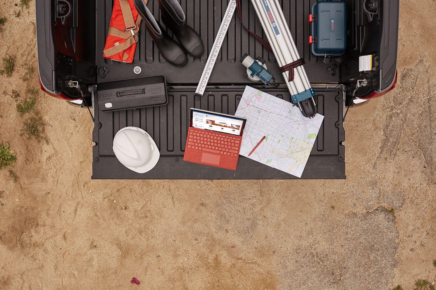 I bagagerummet i en pick-up står Surface Pro 7+ omgivet af værktøjer