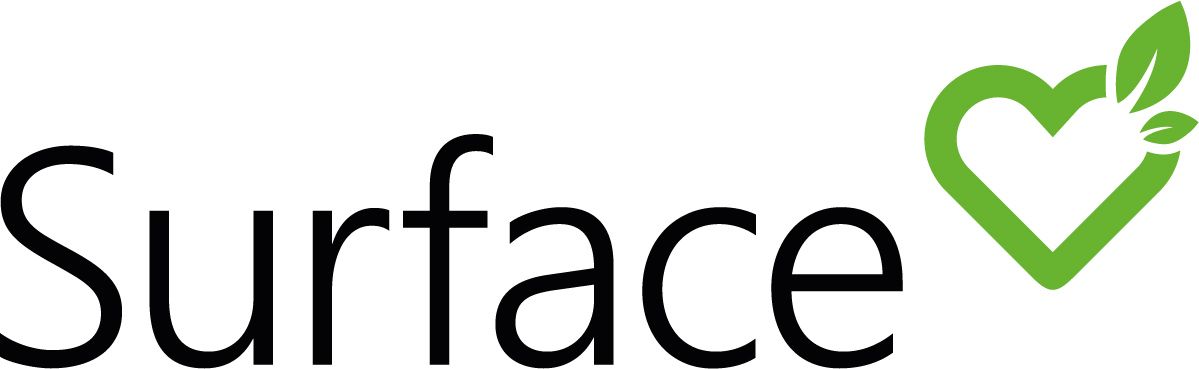 Der Schriftzug Surface in schwarzen Druckbuchstaben wird rechts ueber dem e durch ein gruenes Herz mit Blaettern verziert