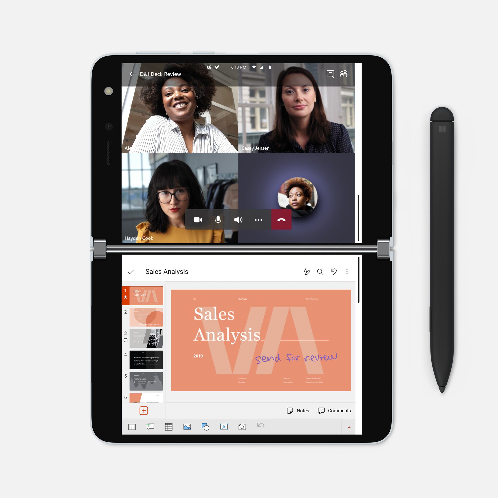 Surface Duo i compose-tilstand viser et videoopkald i Microsoft Teams på den øverste skærm og en PowerPoint-præsentation på den nederste skærm, ved siden af ​​Surface Duo ligger en Surface Slim Pen 