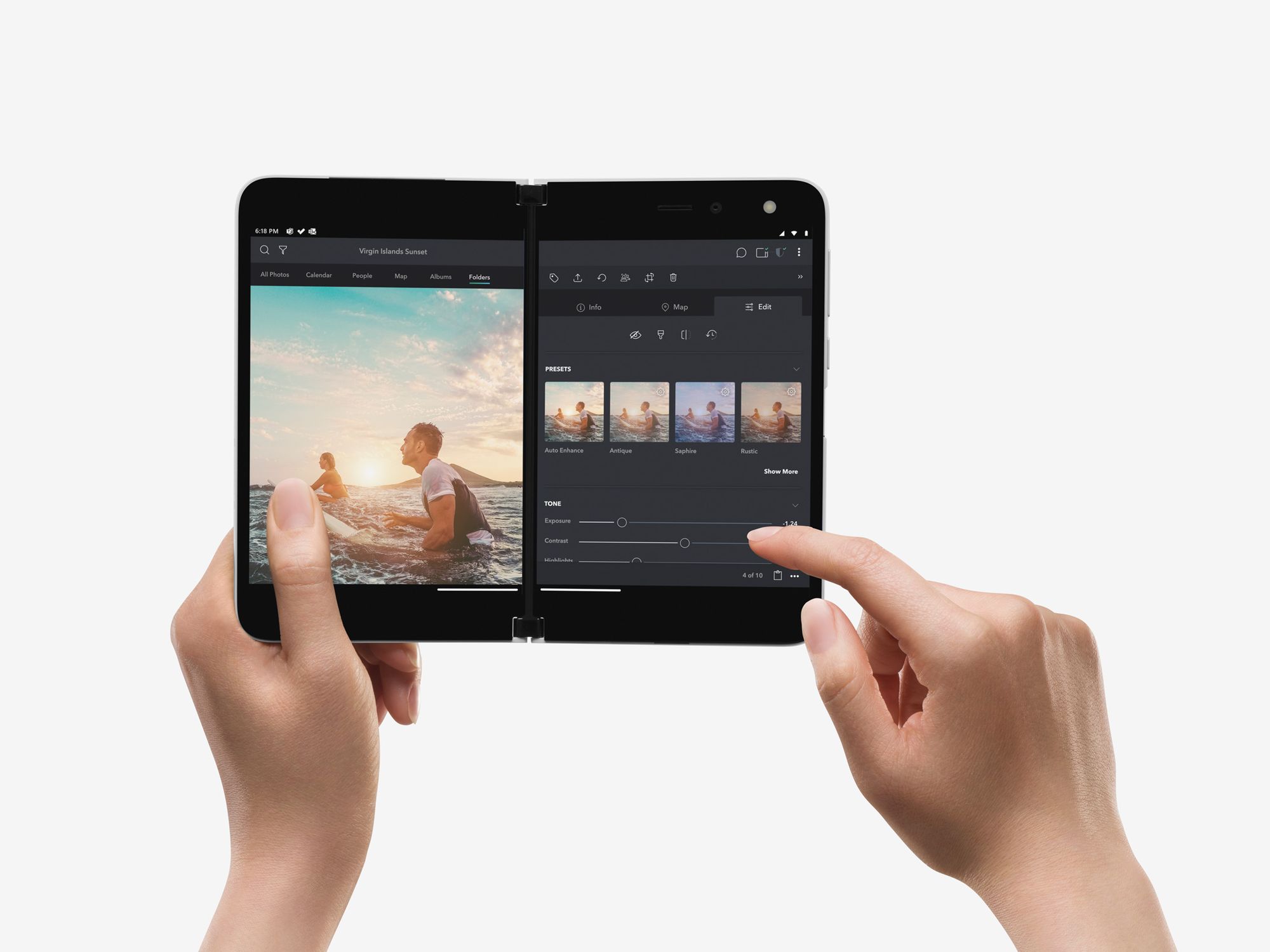 En persons hænder redigerer billeder i en app på tværs af begge skærme på Surface Duo 